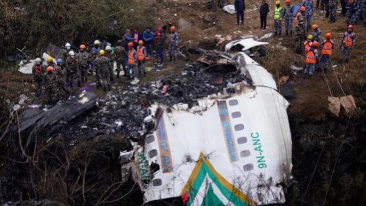 Tragedia en Nepal: se estrelló un avión y murieron 18 personas