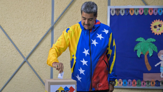 Votó Maduro y prometió: "Haré que se respeten los resultados electorales"