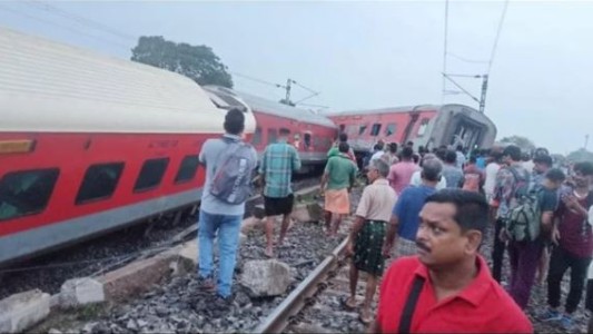 India: dos muertos y 20 heridos al descarrilar un tren de pasajeros