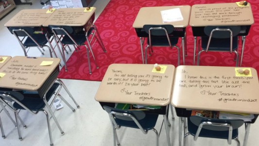 Una profesora motiva a sus alumnos con notas en los pupitres