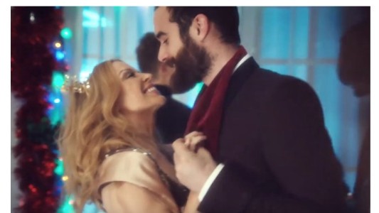 Estrella pop se casará con un actor casi 20 años menor