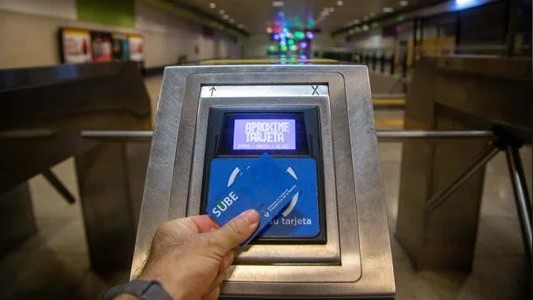 El Gobierno eliminó la exclusividad de la SUBE para el pago del transporte