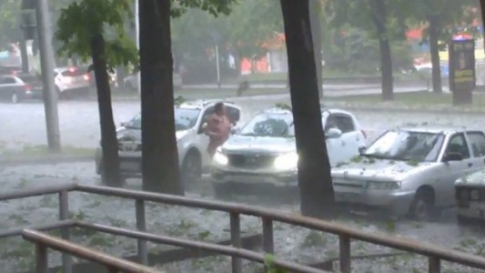 La forma insólita que encontró esta mujer para proteger su auto del granizo