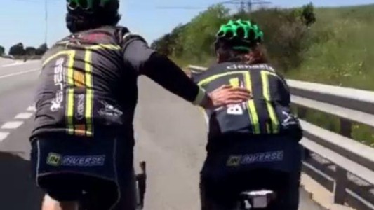 La pareja de ciclistas que emocionó a todos en Facebook