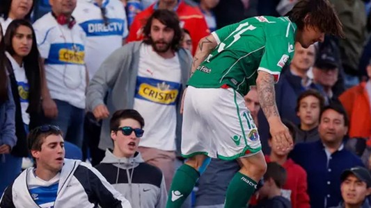 Un futbolista argentino le pegó una patada a un hincha y fue detenido