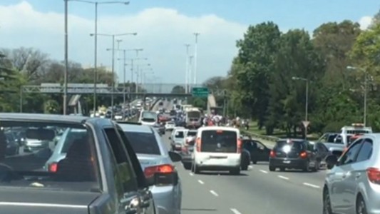 La barra de Tigre, a los piedrazos en la General Paz