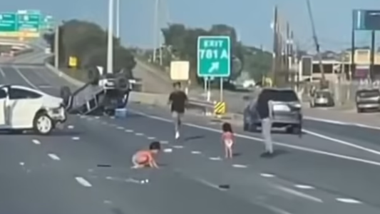 Dos niños salieron expulsados de un auto tras un choque y caminaron en pañales por la autopista