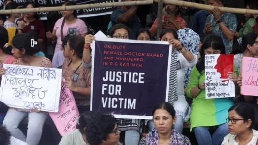 Protestas en India por la violación a una mujer médica