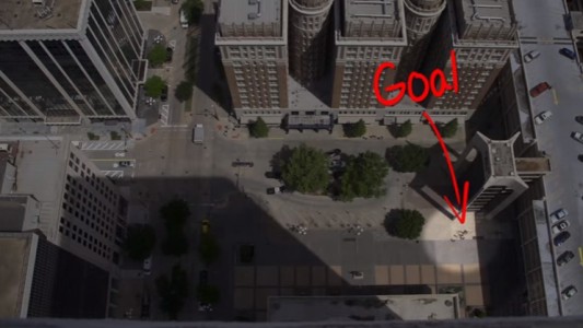 #EsViral El basquetbolista que mete una canasta desde 162 metros de altura