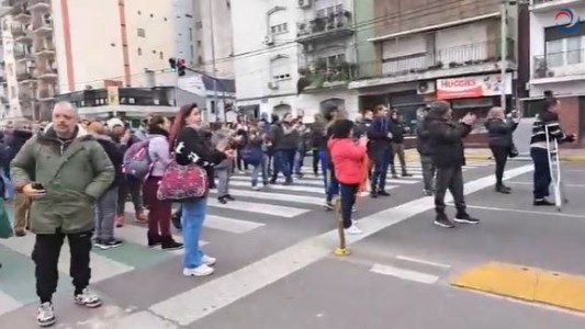 Desalojaron a más de 2 mil manteros en el Parque Centenario y los feriantes piden que los dejen trabajar