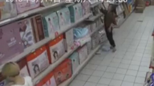 Video: la mujer poseída que causó terror en un supermercado