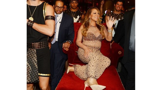 La excéntrica Mariah Carey no pisa el suelo antes de subir al escenario