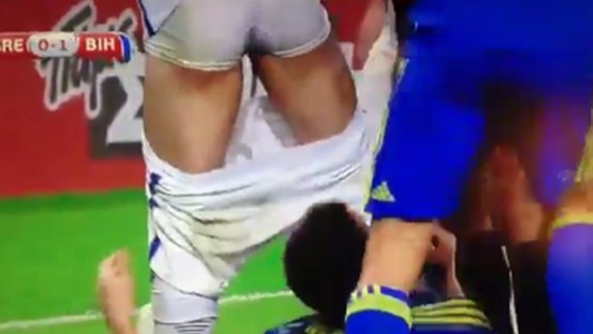 Insólito: dejó en calzoncillos a su rival y terminó expulsado