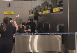 Chile: No lo dejaron abordar un vuelo a EEUU y destrozó las pantallas del aeropuerto