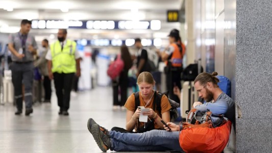 Los gremios aeronáuticos provocaron otra jornada de caos en el Aeroparque y el Gobierno sancionó a los que hicieron asambleas