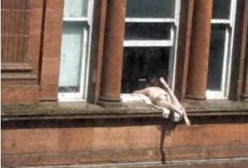 La mujer que toma sol en topless en una cornisa de Escocia