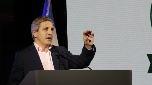 Caputo presiona a empresarios tras reducción del impuesto País: "Se comprometieron a bajar precios"