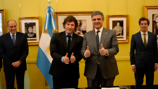 Milei y Jorge Macri firmaron el traspaso de 31 líneas de colectivos: no subirá el boleto en el corto plazo