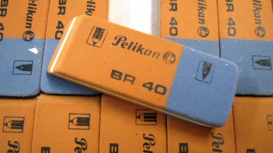 Fin del mito: ¿para qué sirve la parte azul de la goma de borrar?