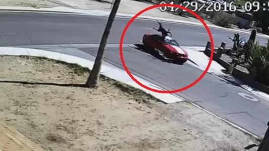 Confesó que tenía sida, se fue en bici y su novia lo atropelló con el auto