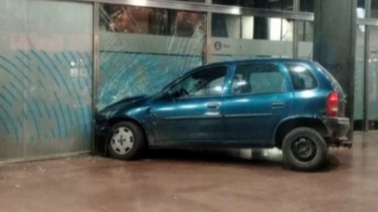 Le negaron un crédito y chocó su auto contra el banco