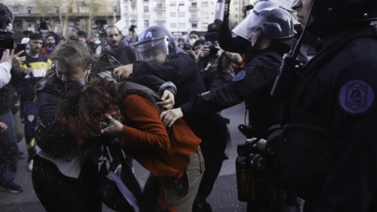 Tensión e incidentes frente al Congreso tras la confirmación del veto de Milei a la ley de movilidad jubilatoria