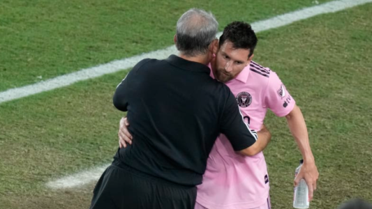 Messi "está disponible" para regresar tras dos meses, afirmó el Tata Martino