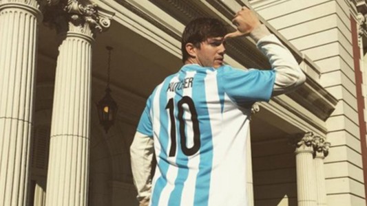 Ashton Kutcher se puso la camiseta de la selección argentina