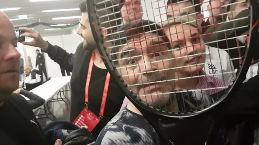 Del Potro le regaló a Maradona la raqueta con la que le ganó a Cilic