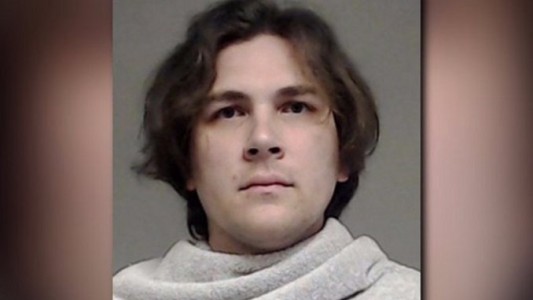 Un padre olvidó a su bebé en el auto bajo el sol y después lo metió en la heladera