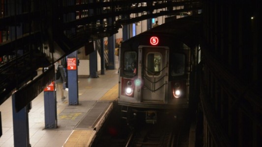 Detienen en Nueva York a una chica de 17 años acusada de robar un subte y chocarlo