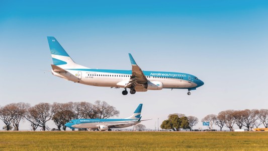 Un avión de Aerolíneas Argentinas perdió una rueda después de aterrizar en Aeroparque: no hubo heridos