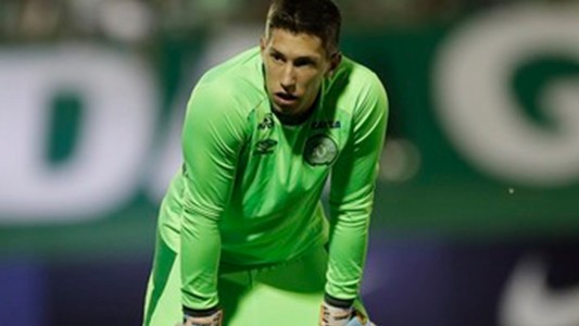 Tragedia en el fútbol de Indonesia: murió un arquero tras un terrible choque con un compañero