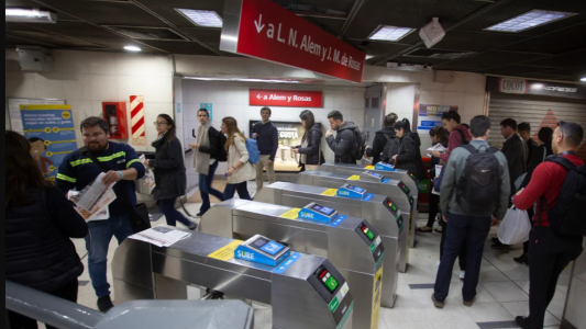 Apertura de molinetes en la línea B de subte en apoyo a la Marcha Federal Educativa