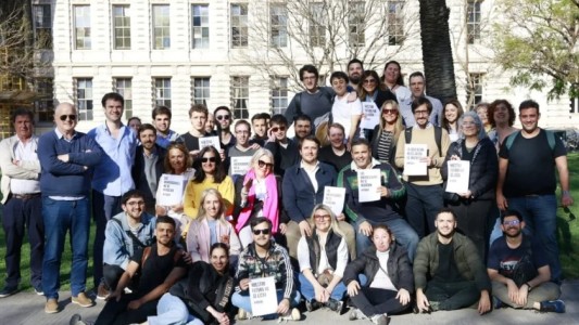 A la cabeza de la Coalición Cívica, Carrió se sumó a la Marcha Universitaria: "Soy parte de la educación pública"