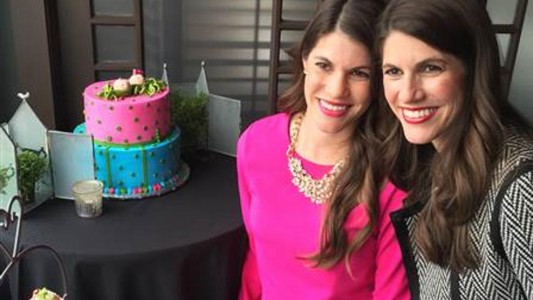 Gemelas idénticas dieron a luz el mismo día y a la misma hora en distintas ciudades