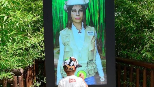 El zoo de Madrid presentó a una cuidadora virtual clonada de un humano