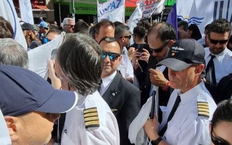 Los pilotos respondieron al decreto para privatizar Aerolíneas Argentinas: "Profundo desconocimiento de la aviación"