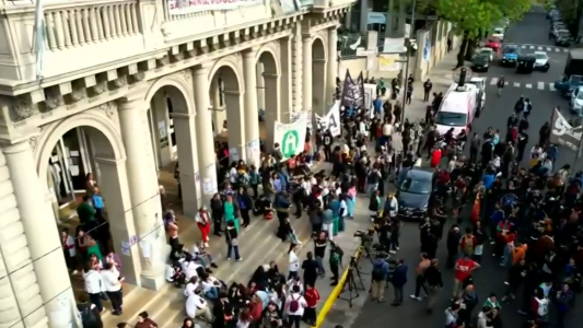 Abrazo simbólico en el Hospital Bonaparte ante el inminente cierre