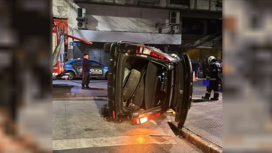 Chocó contra un auto estacionado y volcó: dio positivo de alcoholemia
