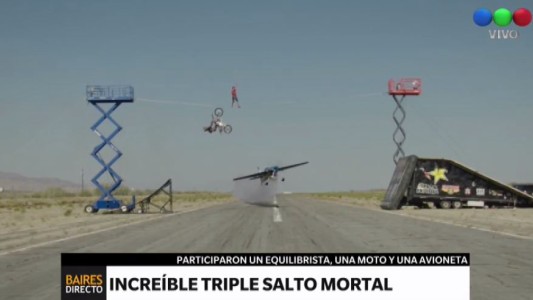 Video: Increíble triple salto de una avioneta, una moto y un equilibrista