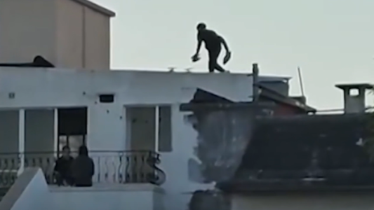 Con arresto domiciliario y tobillera electrónica, salía a robarle a sus vecinos junto a su hijo