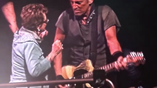 Bruce Springsteen bailó con su madre de 90 años en un concierto en el Madison Square Garden