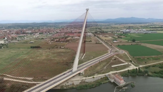 Influencer escaló un puente para sacarse fotos, cayó y murió