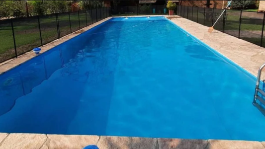 Horror en Córdoba: un niño de dos años cayó a la pileta y murió ahogado