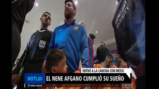 El nene afgano de la "camiseta bolsa" cumplió el sueño de conocer a Messi