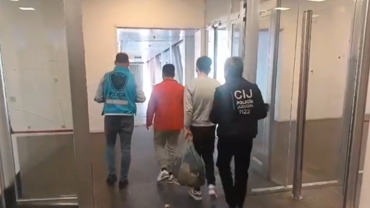 Dos chilenos circulaban en un auto robado por CABA: la Policía los detuvo y fueron deportados