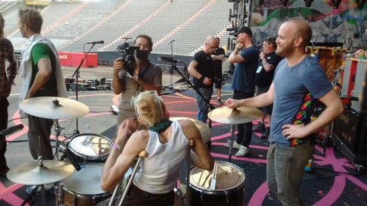 Es baterista, tiene una lesión medular y tocó con Coldplay: "Todavía estoy temblando"
