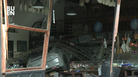 Un auto perdió el control y se incrustó en una reconocida fiambrería en Colegiales