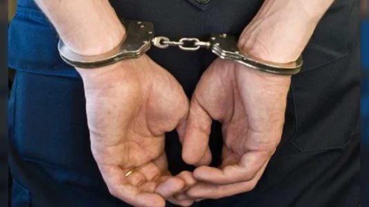 Detuvueron a un policía por tener un auto robado en el garage de su casa